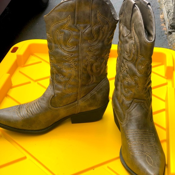 Mossimo Supply Co. Shoes Mossimo Supply Co Womens Grey Western Faux Leather Cowboy Boots